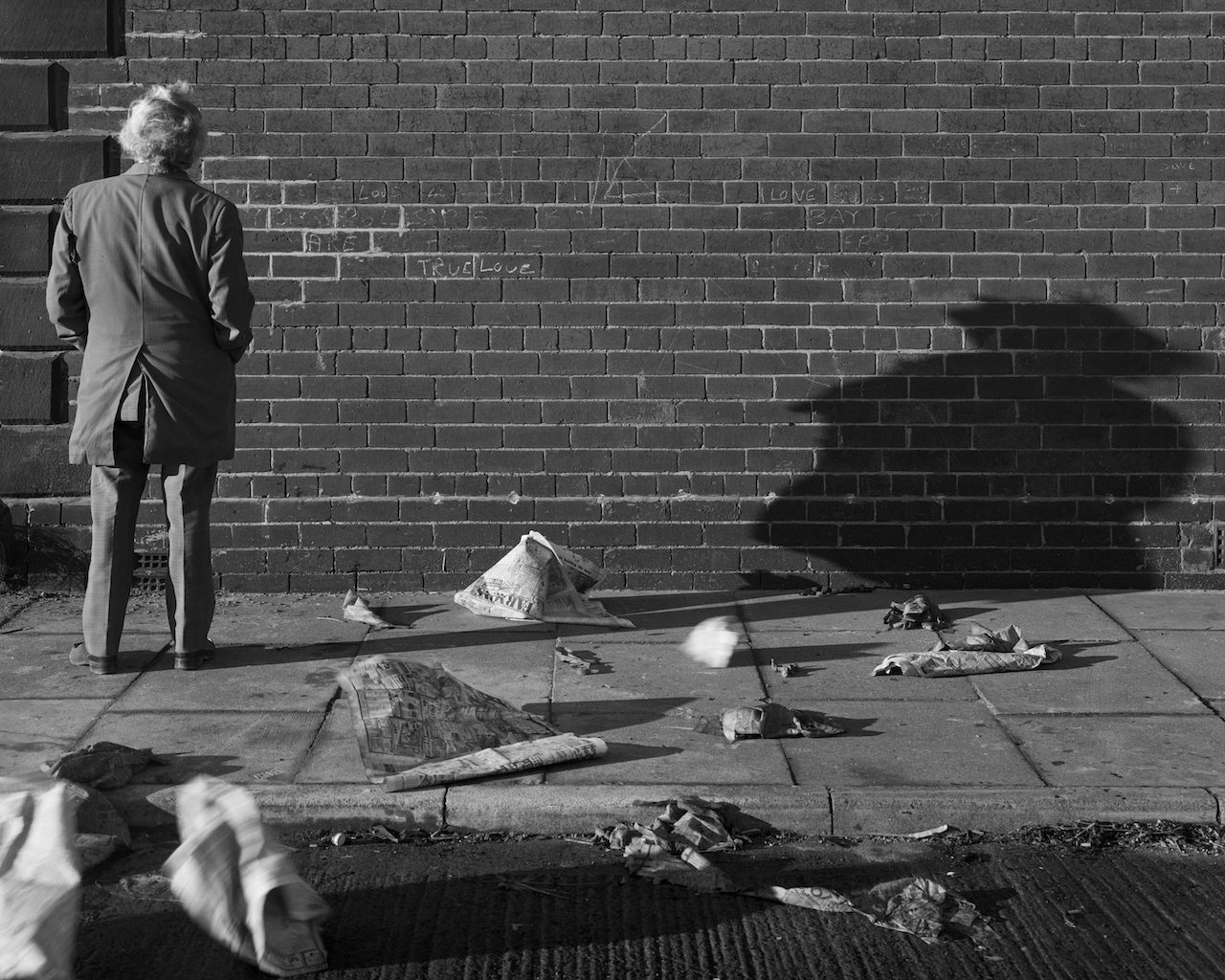 Chris Killip, from the series ‘In Flagrante Two’- “True love wall, Gateshead, Tyneside” (1975), gelatin silver print (© Chris Killip, courtesy Yossi Milo Gallery, New York)