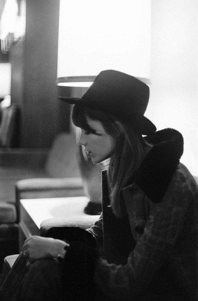 Photographs of Singer Françoise Hardy in London - Flashbak