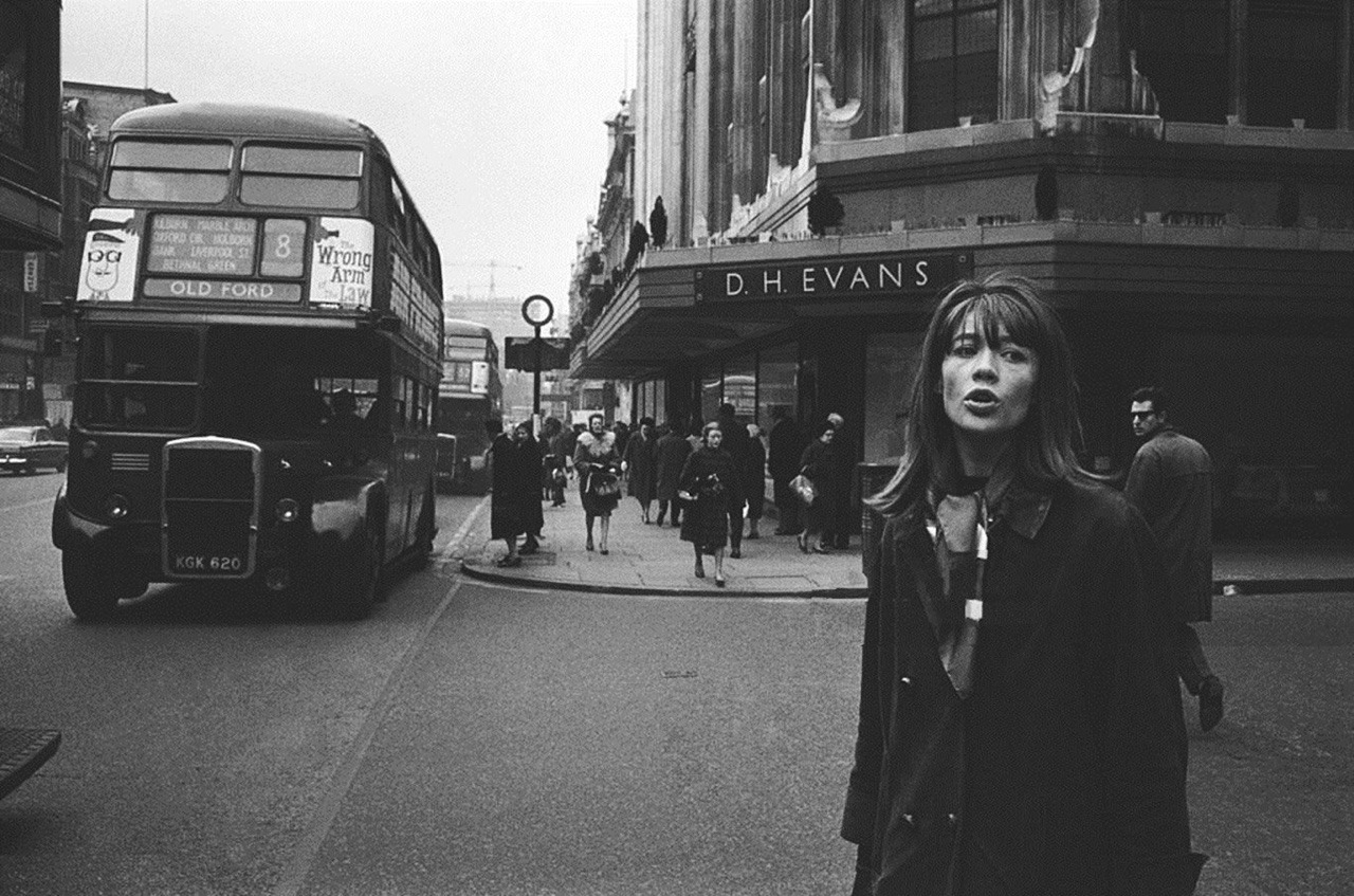 Françoise Hardy walks in the streets of London on the eve ...