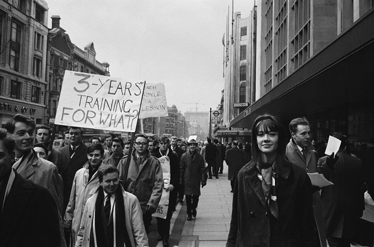 Photographs of Singer Françoise Hardy in London - Flashbak