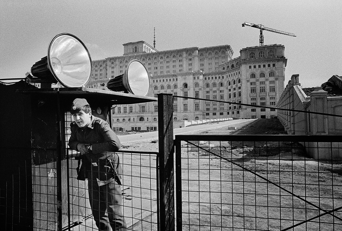 Garde devant l'ancien palais de Nicolae Ceaușescu, Bucarest 1990