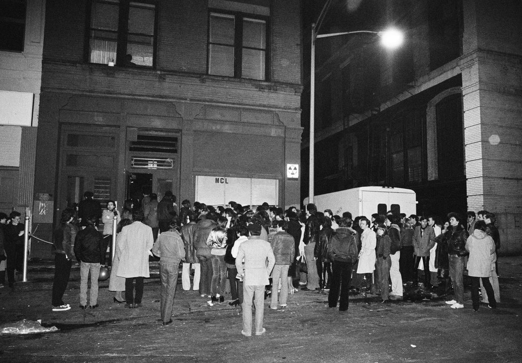 A crowd outside of the Mudd Club in 1979.CreditBob Gruen