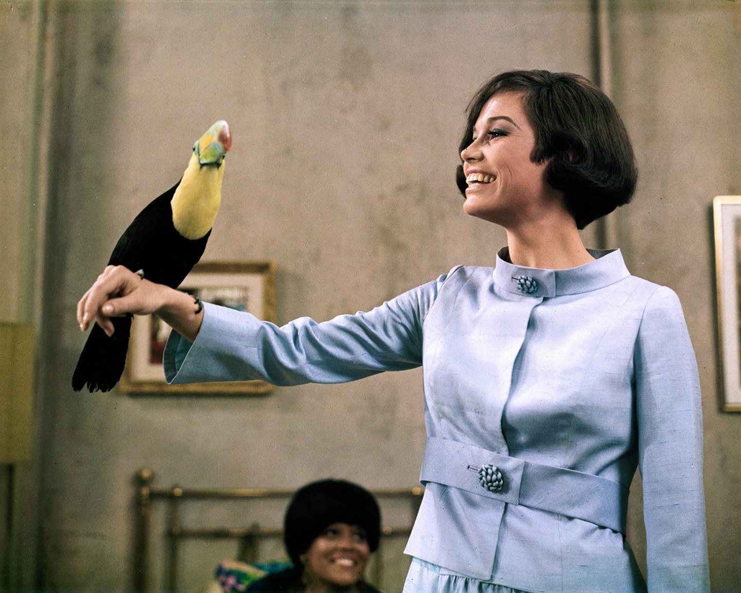 https://flashbak.com/wp-content/uploads/2019/02/Mary-Tyler-Moore-A-SCENE-FROM-WHAT%E2%80%99S-SO-BAD-ABOUT-FEELING-GOOD-1968.jpg