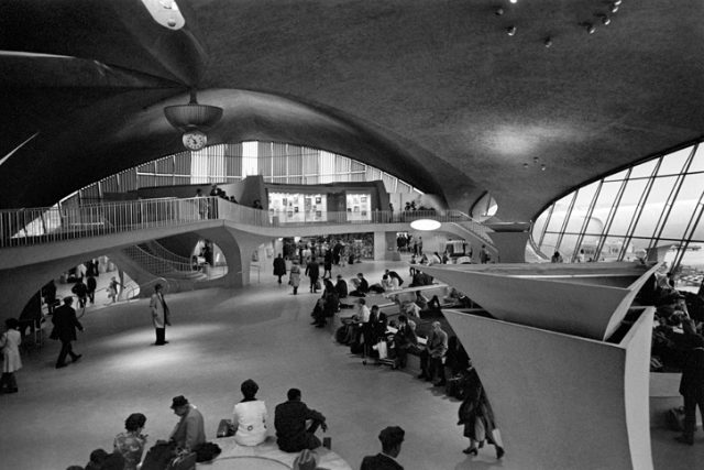 The TWA Lounge at JFK - Nick DeWolf's Photographs of a 1960s Design ...