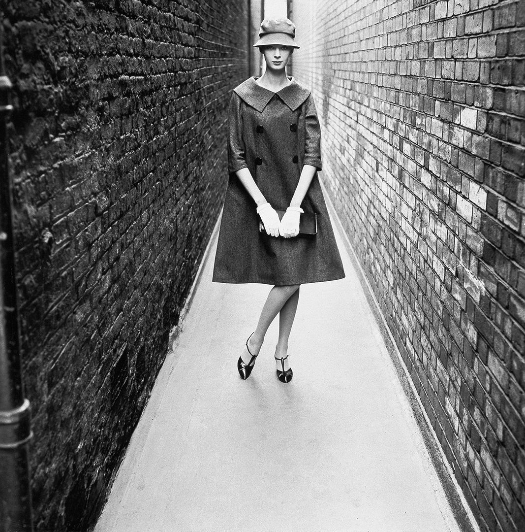 ‘Coming’, London, 1958, Norman Parkinson © Norman Parkinson : Iconic Images
