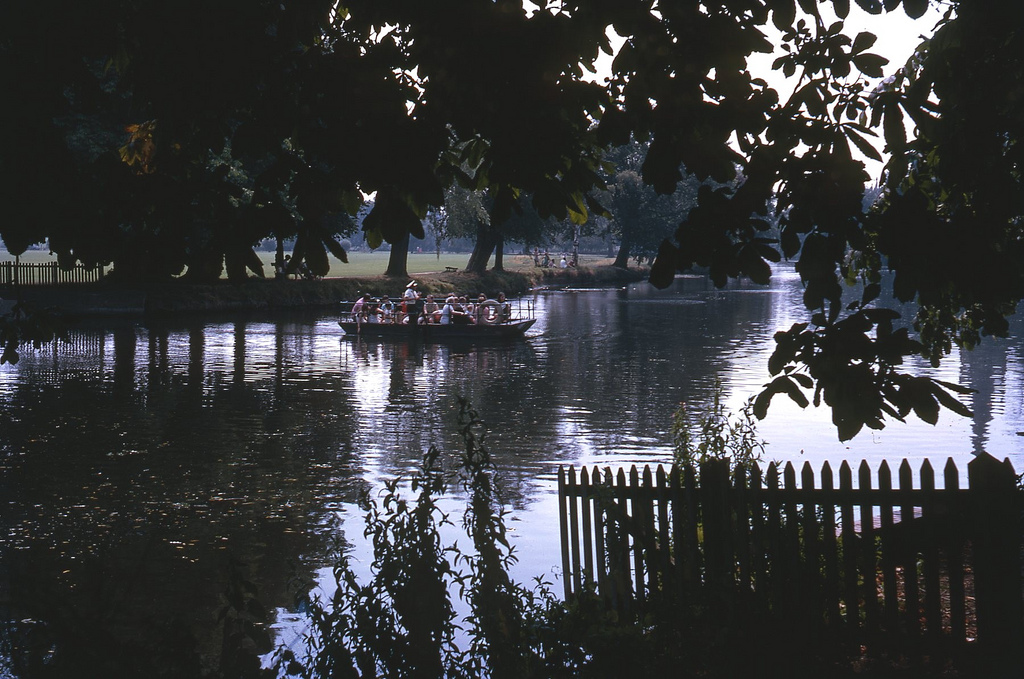 1969 STRATFORD ON AVON Punt over river at Stratford on Avon, England