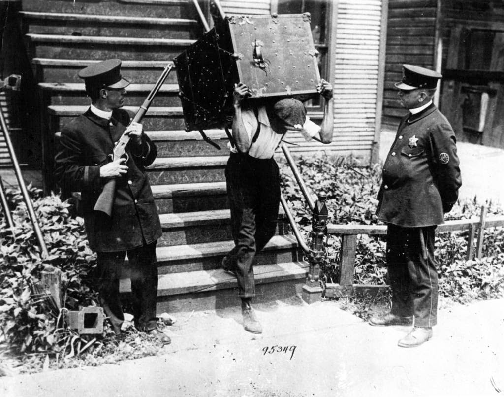  pequeñas curiosidades  - Página 22 A-black-resident-of-the-south-side-moves-his-belongings-to-a-safety-zone-under-police-protection-during-the-Chicago-race-riots-of-1919