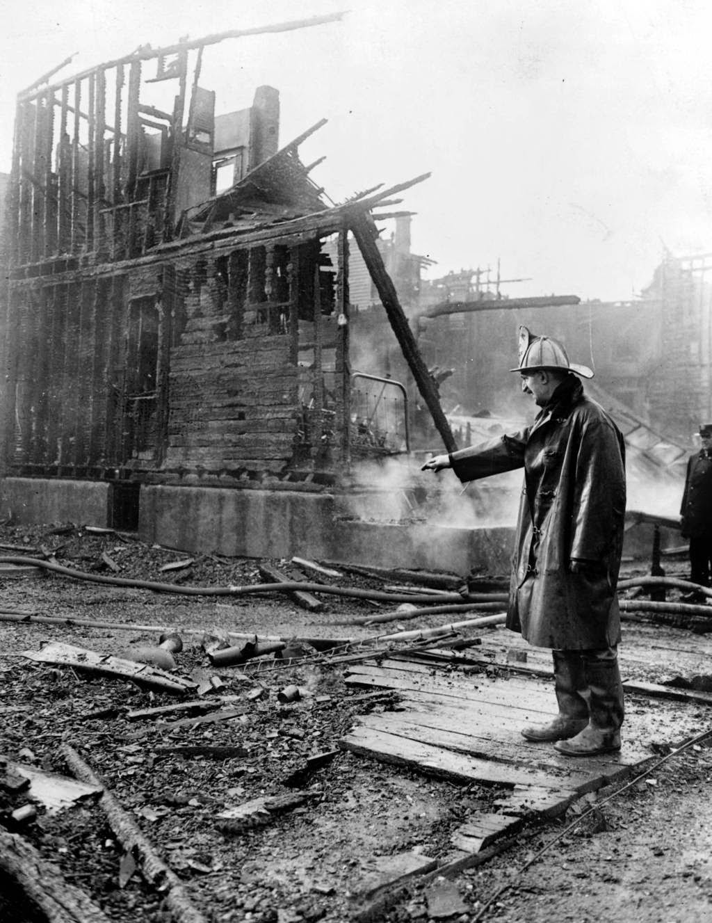 6 -  pequeñas curiosidades  - Página 22 A-firefighter-looks-over-a-burned-out-building-during-the-Chicago-race-riots-of-1919.
