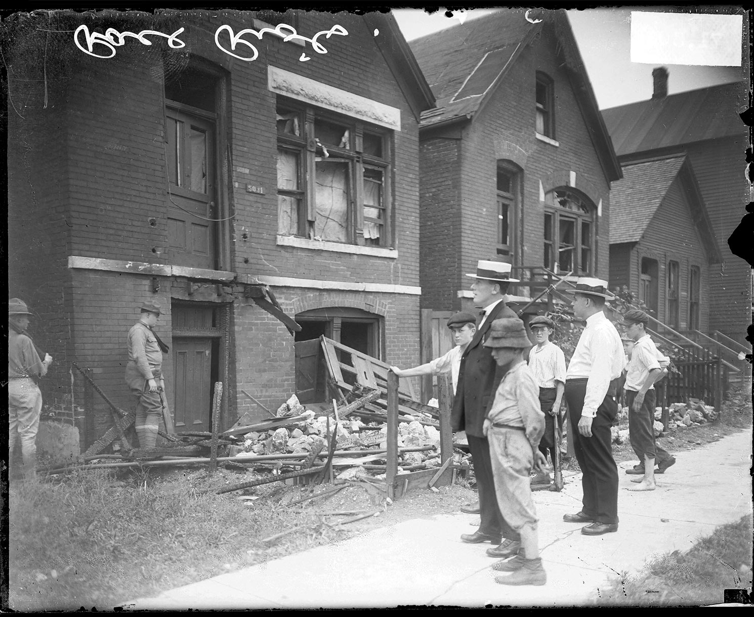  pequeñas curiosidades  - Página 22 A-group-of-white-men-and-boys-examine-the-destroyed-homes-of-black-Chicago-residents-after-the-citys-1919-riot