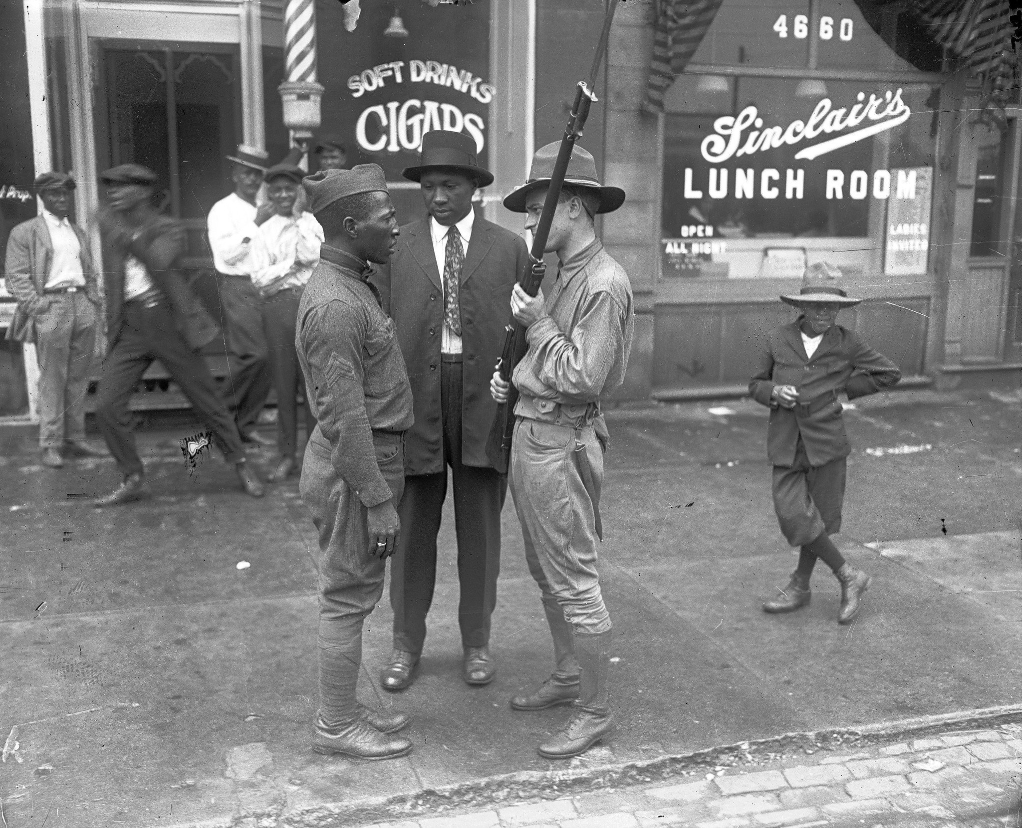  pequeñas curiosidades  - Página 22 A-member-of-the-state-militia-faces-off-against-an-African-American-veteran-during-the-1919-Chicago-Race-Riot.-July-27-1919.