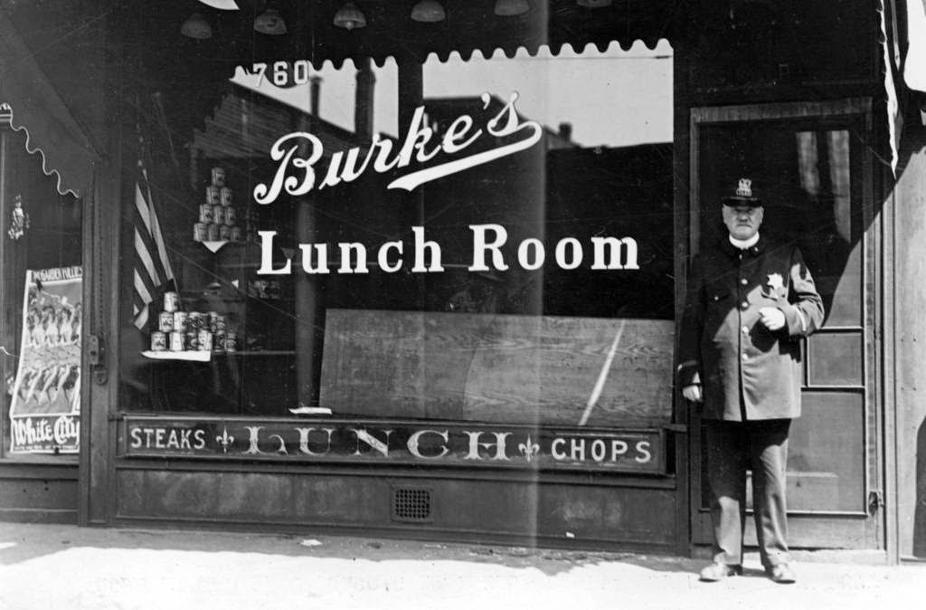 6 -  pequeñas curiosidades  - Página 22 A-police-officer-stands-in-front-of-Burkes-Lunch-Room-in-the-heart-of-Chicagos-business-district-July-30-1919