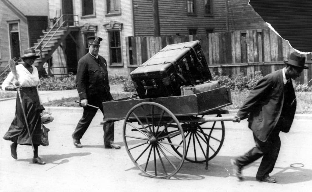  pequeñas curiosidades  - Página 22 Black-residents-of-the-south-side-move-their-belongings-with-a-hand-pulled-truck-to-a-safety-zone-under-police-protection-during-the-Chicago-race-riots-of-1919.