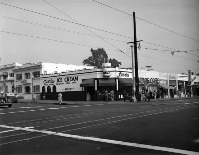 An Afternoon At Currie’s Ice Cream Store - Los Angeles 1946 - Flashbak