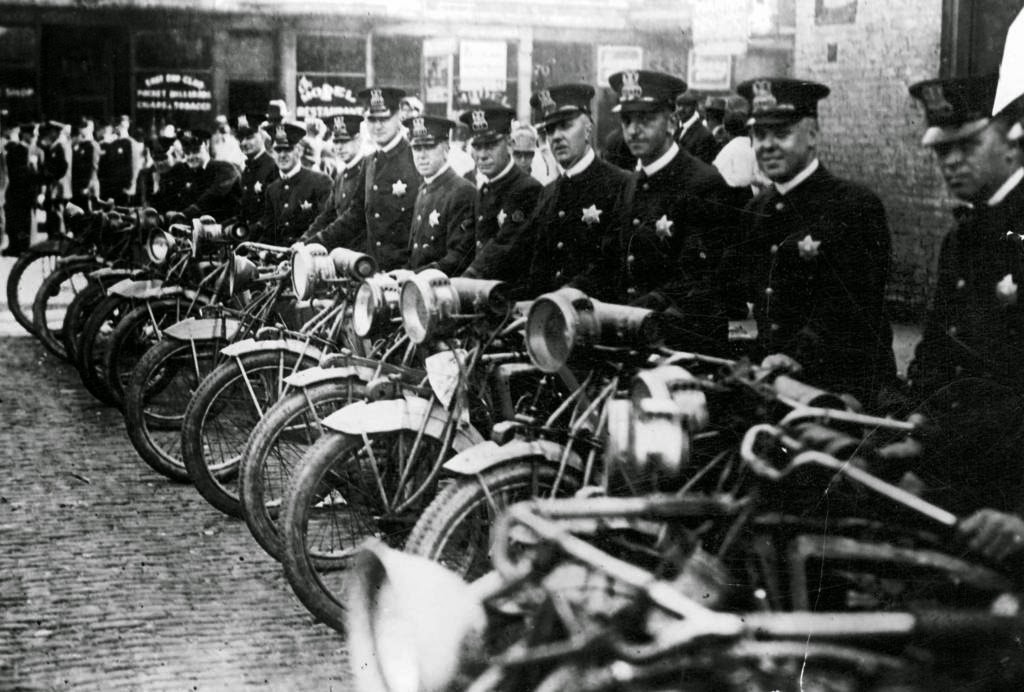  pequeñas curiosidades  - Página 22 Heavily-armed-motorcycle-and-foot-policemen-stood-at-the-ready-for-instant-transportation-to-quell-the-rioting-on-Chicagos-south-side-on-July-30-1919.