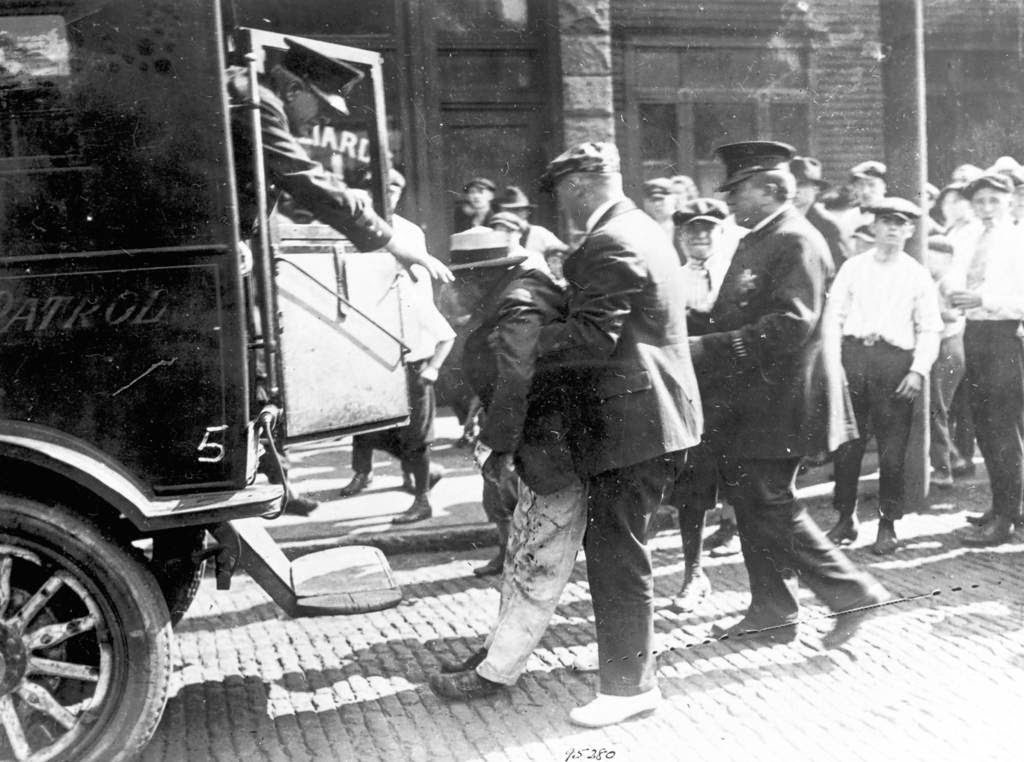 6 -  pequeñas curiosidades  - Página 22 Police-remove-the-body-of-a-black-man-killed-during-the-1919-race-riots