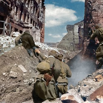 Soviet Submachine Gunners Among The Destroyed Houses During The - Flashbak