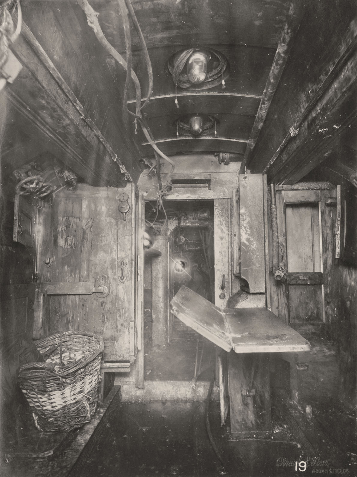 Extraordinary Photographs Of A Captured Ww1 U Boat Submarine 1918 Flashbak