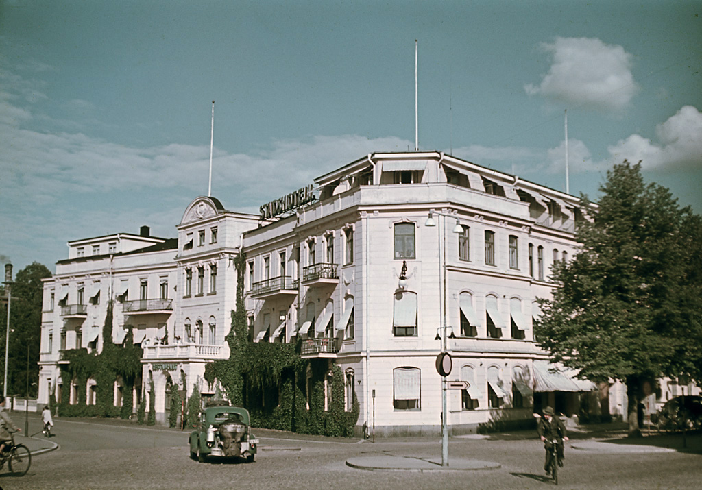 The City Hotel in Karlstad, at 22, Kungsgatan street (King Street), and a producer gas driven car.
