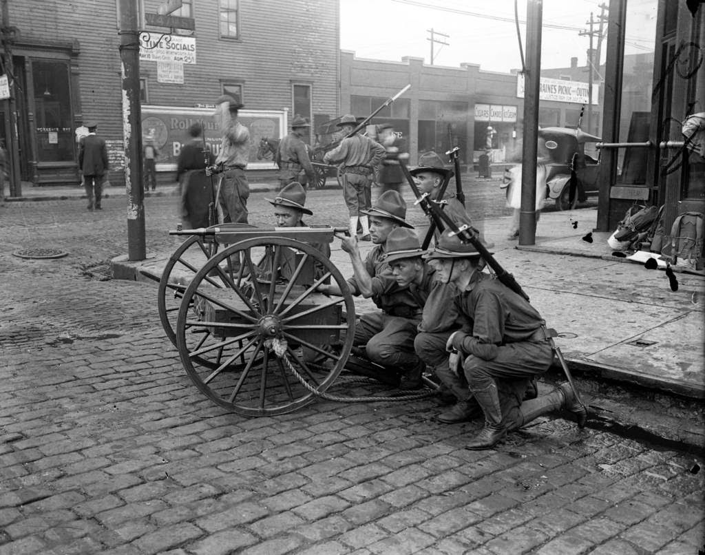 pequeñas curiosidades  - Página 22 The-state-militia-hold-their-ground-at-47th-and-Wentworth-Avenue-during-Chicagos-race-riot-of-1919