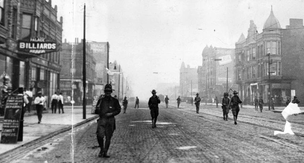  pequeñas curiosidades  - Página 22 The-state-run-militia-patrols-the-streets-of-Chicago-during-the-race-riot-of-1919.-Photo-dated-Aug.-1-1919.