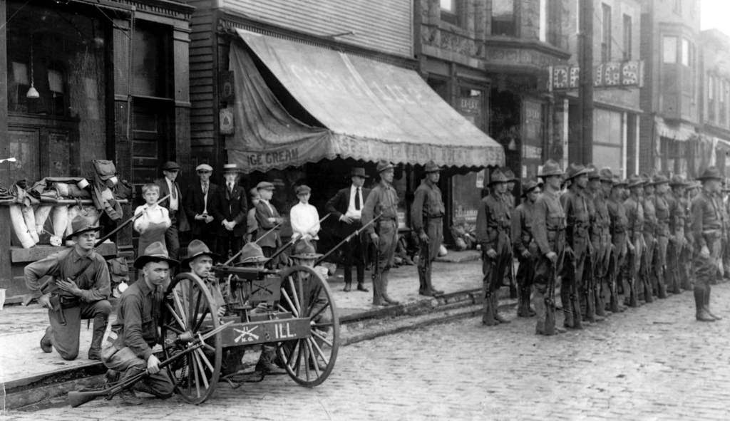  pequeñas curiosidades  - Página 22 Troops-gather-at-47th-Street-and-Wentworth-Avenue-during-the-Chicago-race-riots-in-1919