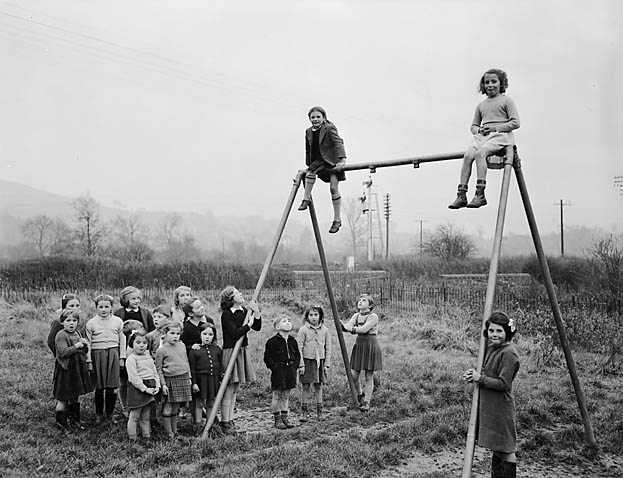 Llanelwedd School activities Teitl Cymraeg/Welsh title: Gweithgareddau yn Ysgol Llanelwedd Ffotograffydd/Photographer: Geoff Charles (1909-2002) Nodyn/Note: Group portrait of Llanelwedd School gymnasts. Dyddiad/Date: November 1, 1953.