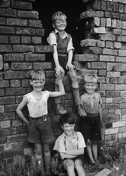 Children of Moss Valley, near Wrexham Teitl Cymraeg/Welsh title: Plant o Ddyffryn Moss, ger Wrecsam Ffotograffydd/Photographer: Geoff Charles (1909-2002) Dyddiad/Date: August 25, 1953