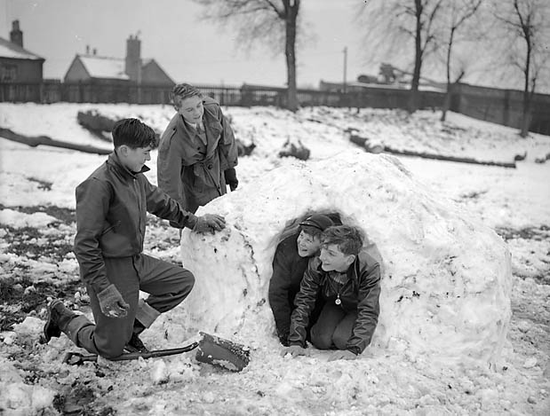 Children building an igloo in the snow Teitl Cymraeg/Welsh title: Plant yn codi iglw yn yr eira Ffotograffydd/Photographer: Geoff Charles (1909-2002) Dyddiad/Date: January 1, 1955