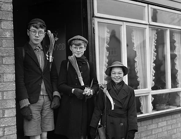 Geoff Charles' children wearing their St David's Day leeks Teitl Cymraeg/Welsh title: Plant Geoff Charles yn gwisgo'u cennin Dydd Gŵyl Dewi. Ffotograffydd/Photographer: Geoff Charles (1909-2002) Dyddiad/Date: March 1, 1957.