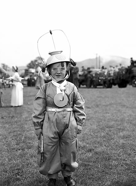 British Legion carnival in Llanrhaeadr-ym-Mochnant Teitl Cymraeg/Welsh title: Carnifal y Lleng Brydeinig yn Llanrhaeadr-ym-Mochnant Ffotograffydd/Photographer: Geoff Charles (1909-2002) Dyddiad/Date: May 24, 1956