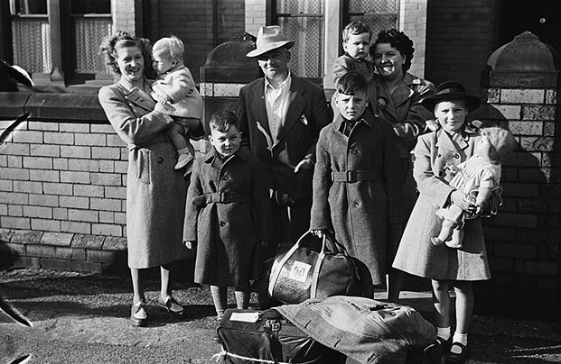 The McGrath Family emigrating to Canada from Wrexham, 1948 Teitl Cymraeg/Welsh title: Teulu McGrath oedd yn ymfudo i Ganada o Wrecsam, 1948 Ffotograffydd/Photographer: Geoff Charles (1909-2002) Dyddiad/Date: September 6, 1948