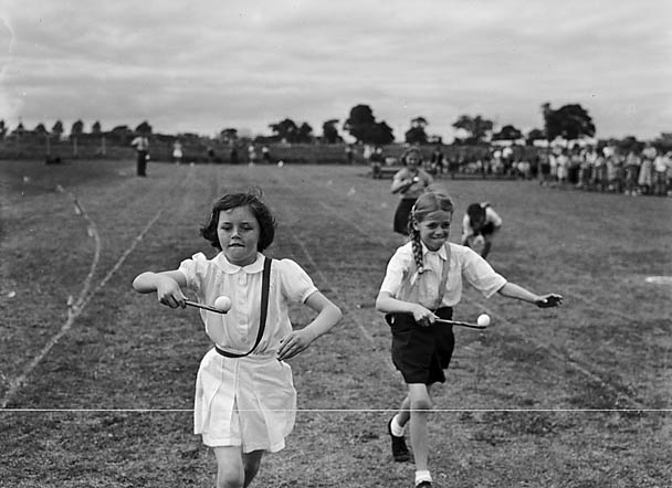 Harlescott [Junior] School Sports Teitl Cymraeg/Welsh title: Mabolgampau Ysgol [Gynradd] Harlescott Ffotograffydd/Photographer: Geoff Charles (1909-2002) Dyddiad/Date: July 1, 1952