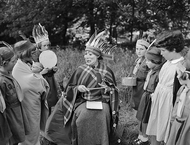Brownie Revels at Ellesmere Teitl Cymraeg/Welsh title: Miri'r Brownies yn Ellesmere Ffotograffydd/Photographer: Geoff Charles (1909-2002) Dyddiad/Date: June 30, 1954