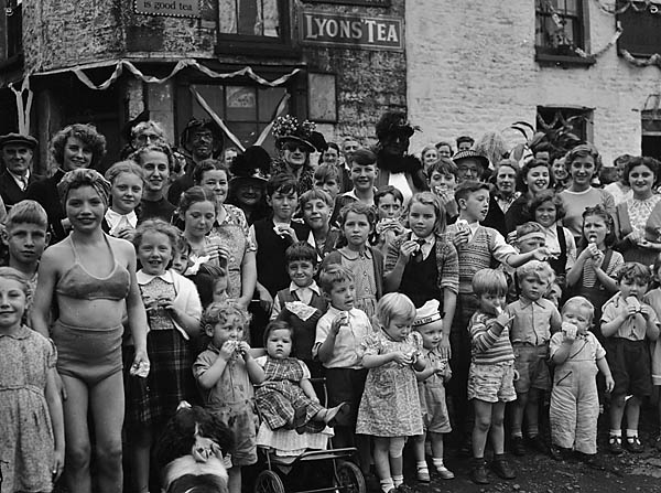Cwmbach Street Party Teitl Cymraeg/Welsh title: Parti stryd Cwmbach Ffotograffydd/Photographer: Geoff Charles (1909-2002) Dyddiad/Date: September 14, 1951.
