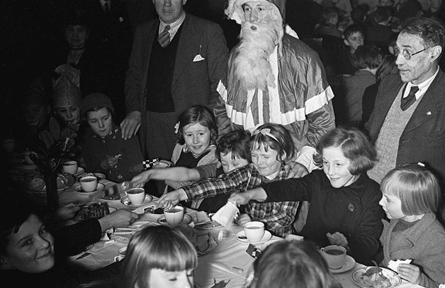 Christmas party for evacuees and children in Llanidloes Teitl Cymraeg/Welsh title: Parti Nadolig ar gyfer faciwîs a phlant lleol yn Llanidloes Ffotograffydd/Photographer: Geoff Charles (1909-2002) Dyddiad/Date: 23/12/1939