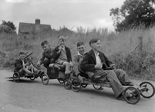 Longden Bay Go-cart Racers Teitl Cymraeg/Welsh title: Raswyr Gwibgerti Longden Bay Ffotograffydd/Photographer: Geoff Charles (1909-2002) Dyddiad/Date: September 8, 1953