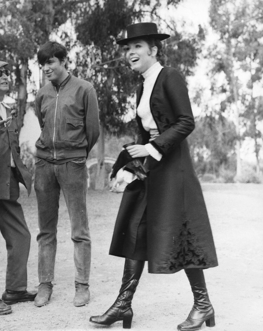 Behind-the-scenes-with-Diana-Rigg-during-filming-for-On-Her-Majestys-Secret-Service-1969-2.jpg