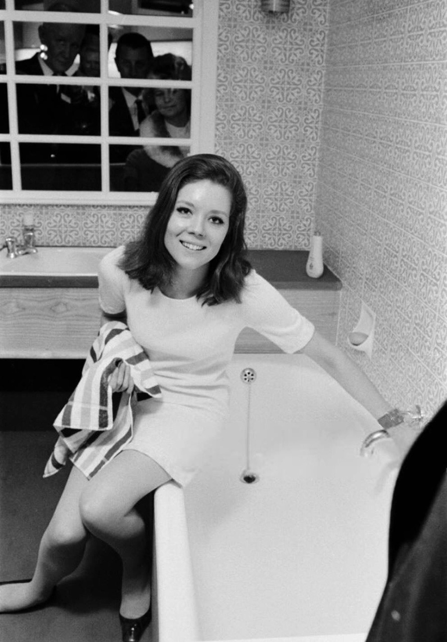 Diana Rigg in a replica of the bathroom at her St Johns Wood flat, which has been built on the Electricity stand, at the Ideal Home Exhibition - Flashbak