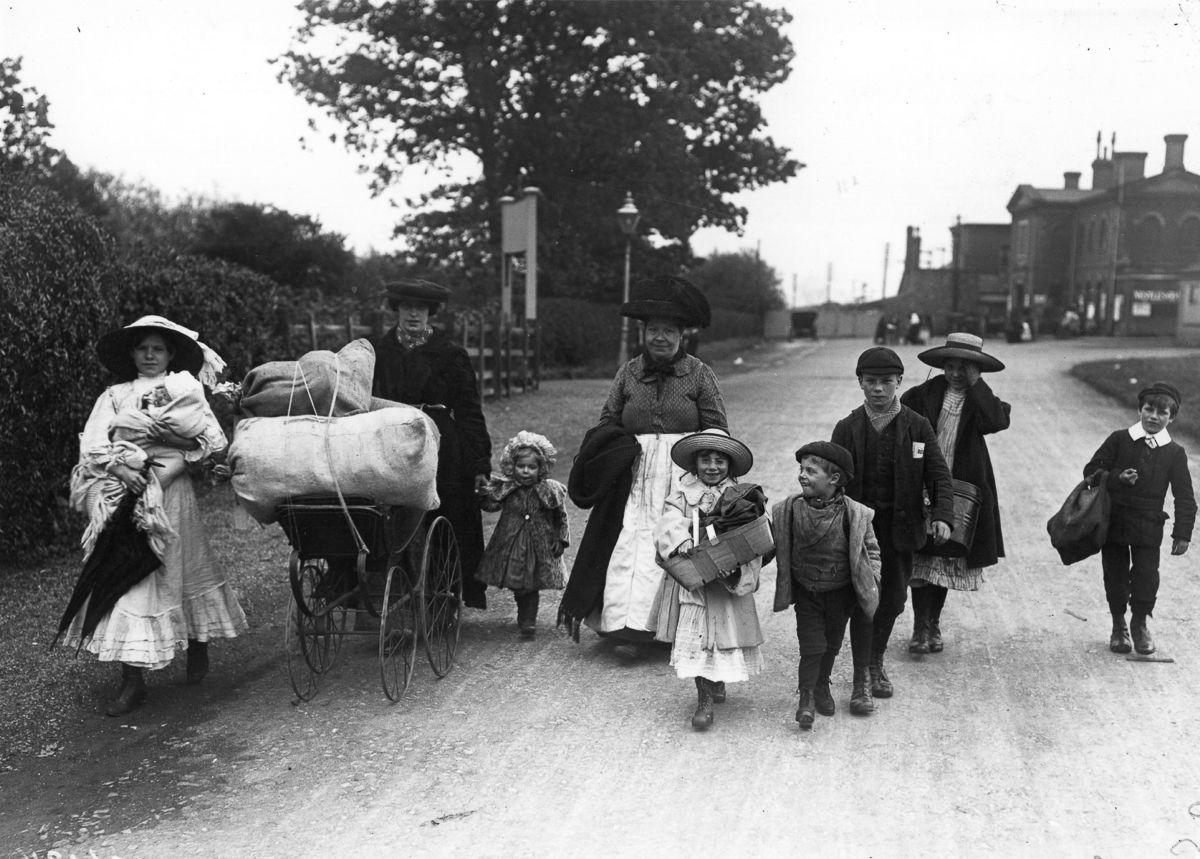 1910 Hop pickers arrive at the Kentish hop fields.