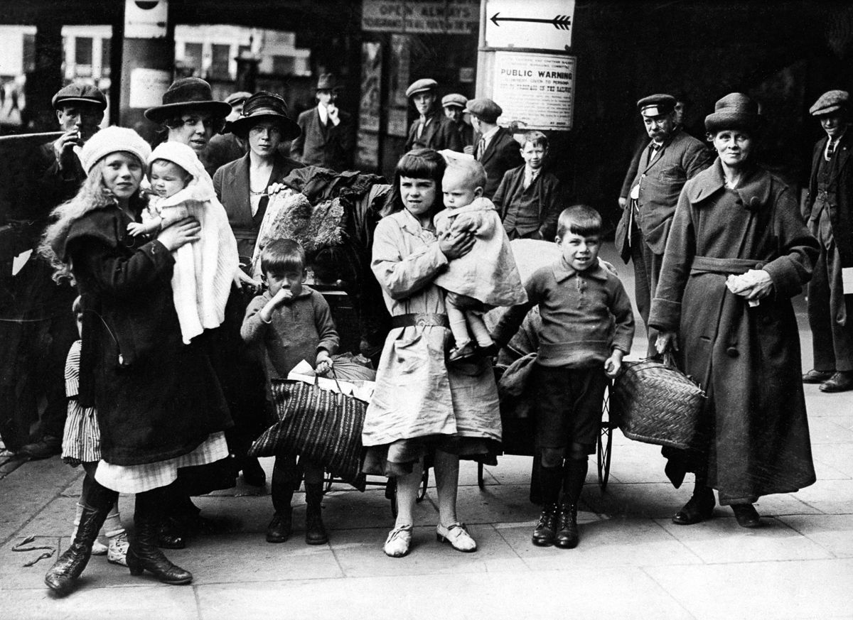 1919 A family of hop pickers at Victoria Station in London