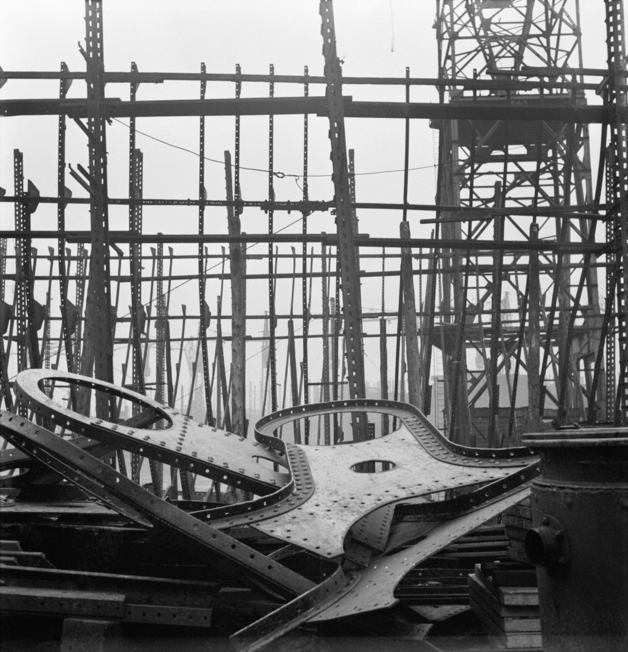 Wonderful Cecil Beaton Photographs of the Tyneside Docks in 1943 - Flashbak