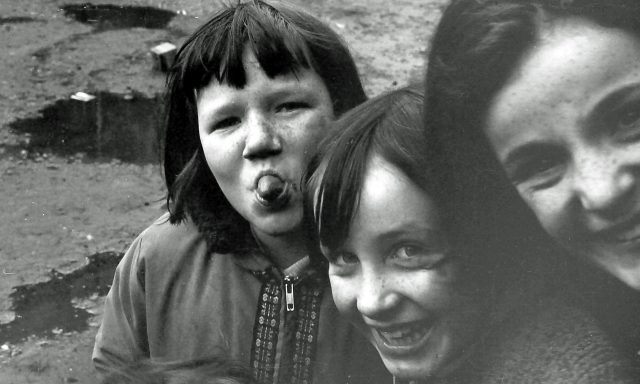 Tenement Kids And The City - Glasgow In 1975 - Flashbak