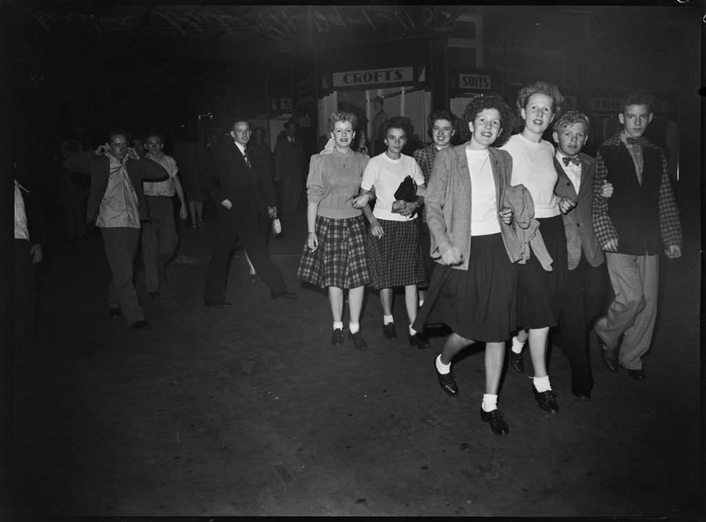 teenagers, Sydney, 1946