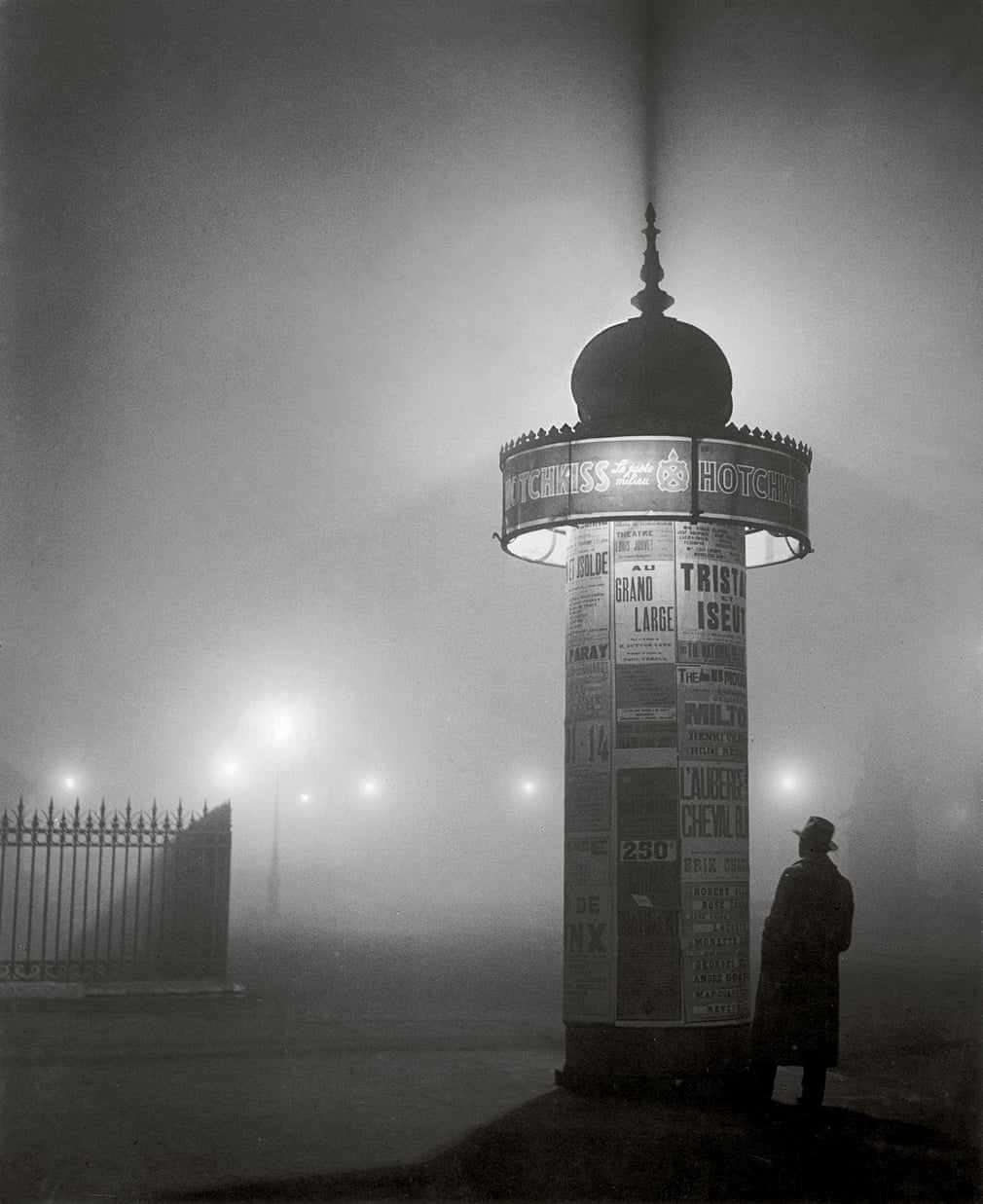 A Morris column in the fog, Avenue de l’Observatoire, 1934