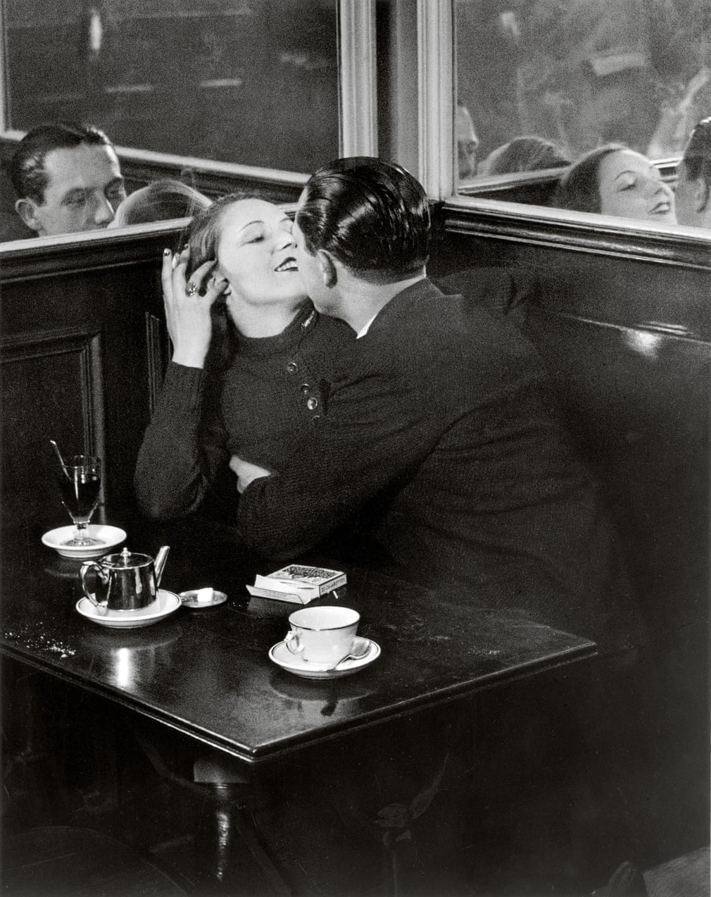 Amoureux dans un Petit Cafe, Quartier Italie, circa 1932