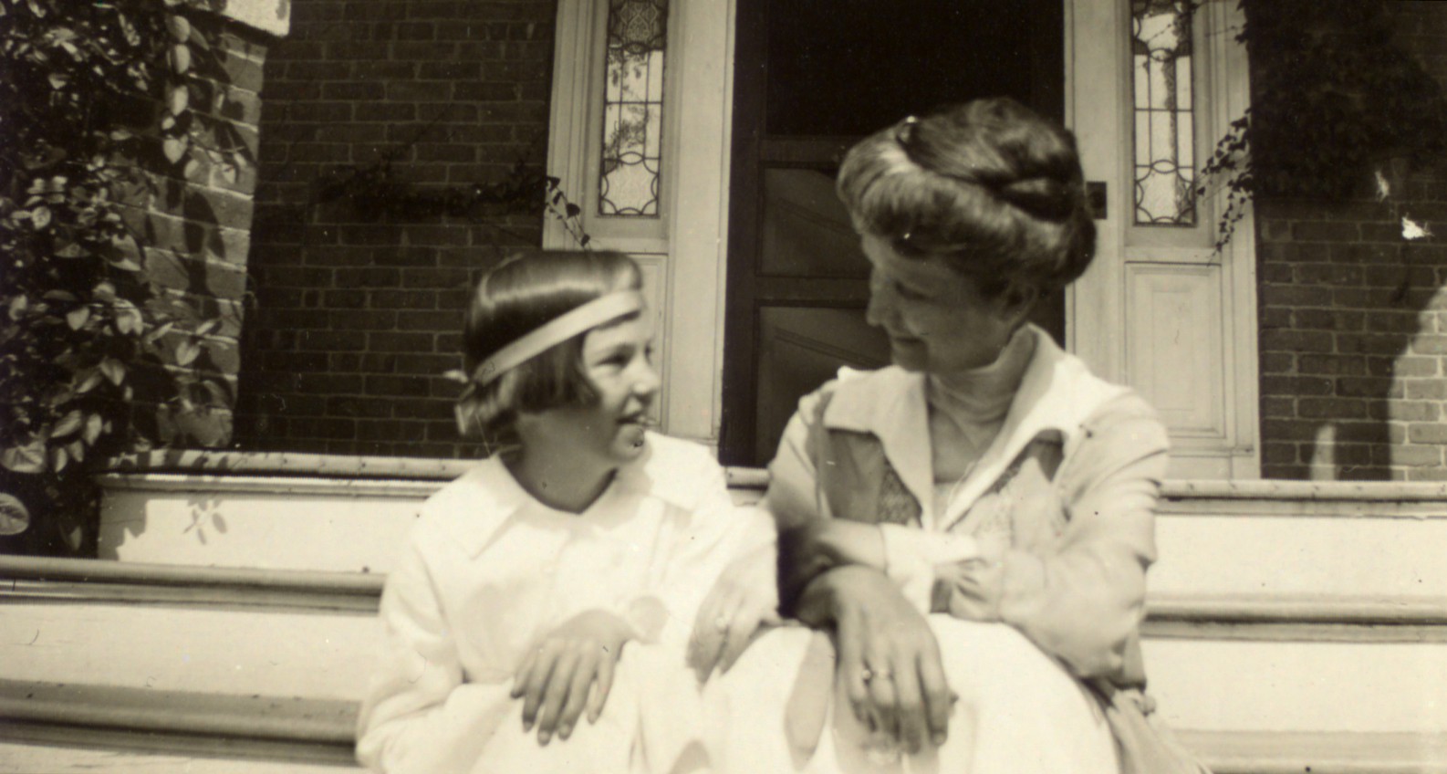 Photograph of Elizabeth Hughes with her mother 1918