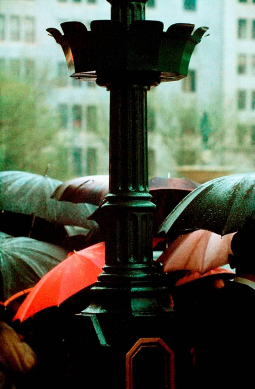 Saul Leiter e i frammenti di New York: anche nello sfocato resiste una  traccia di felicità - Sicilian Post