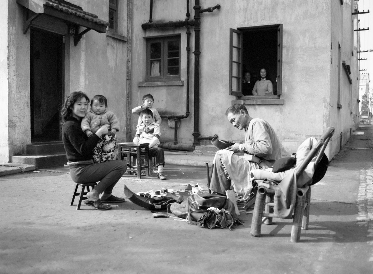 A Westerners Photographs Of China - 1982 - Flashbak