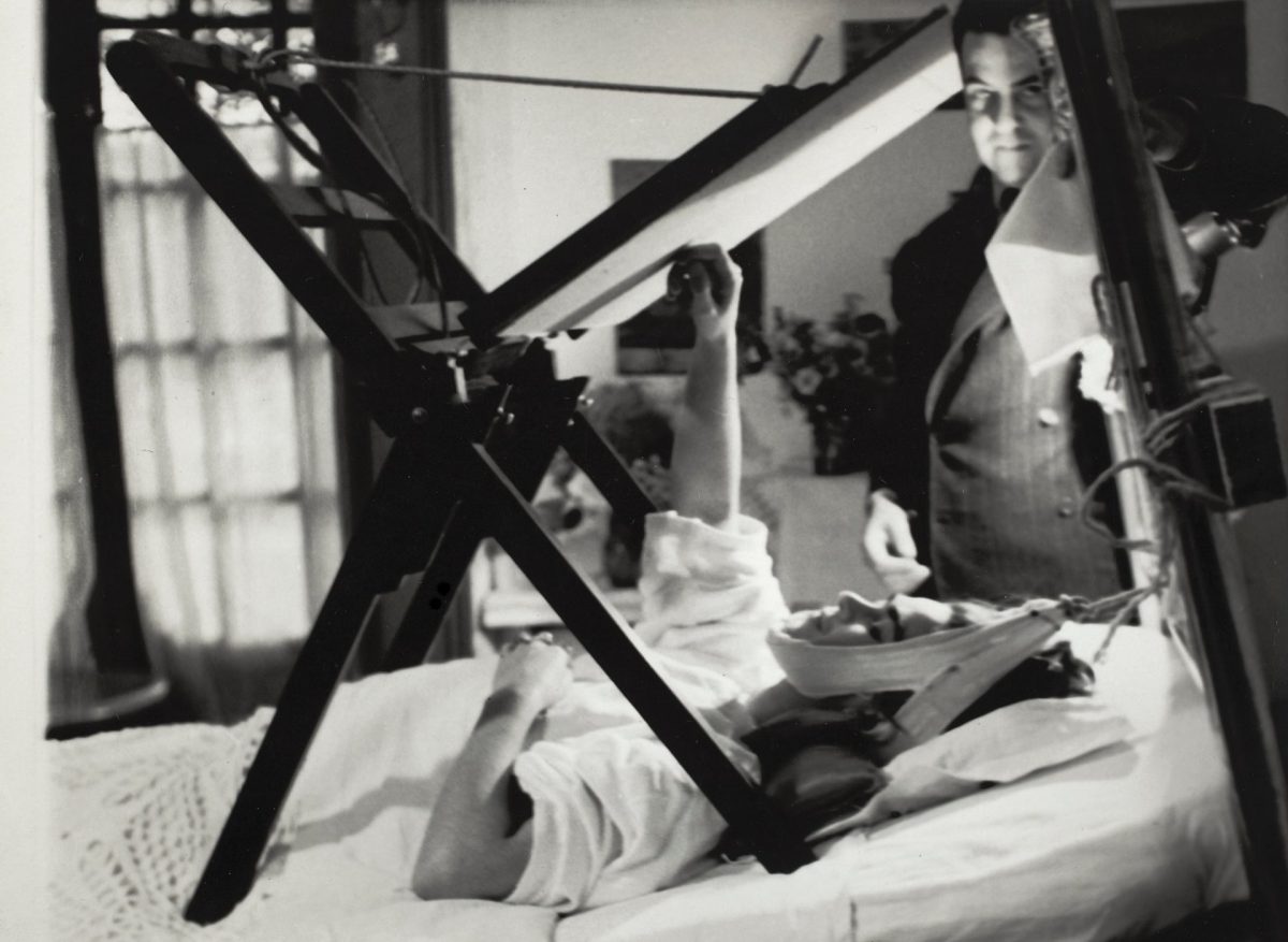 Frida painting in bed, anonymous photographer, 1940. © Frida Kahlo Museum