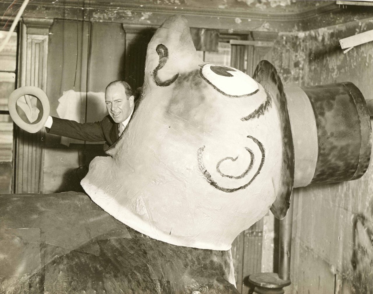 Tony Sarg with one of his parade figures. Studio: Publisher: Fotograms News Photo Service, Inc. 381 Fourth Ave., New York City